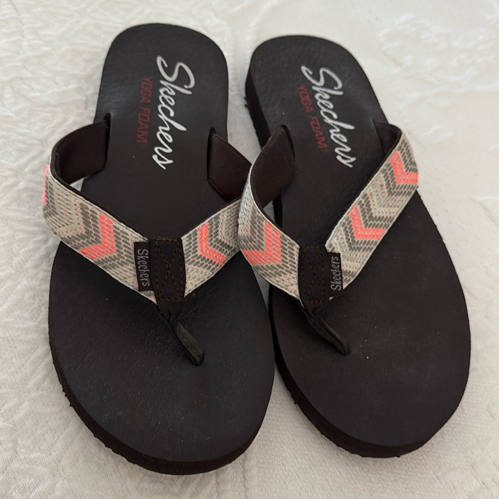 Skechers yoga foam flip flops NWOT